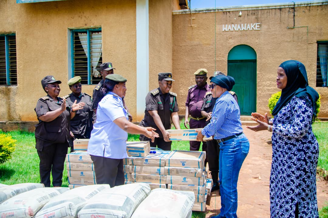 KUELEKEA SIKU YA WANAWAKE DUNIANI, RC SENDIGA AKABIDHI VITU VYA MILIONI 3.2 KWA GEREZA LA WANAWAKE BABATI.